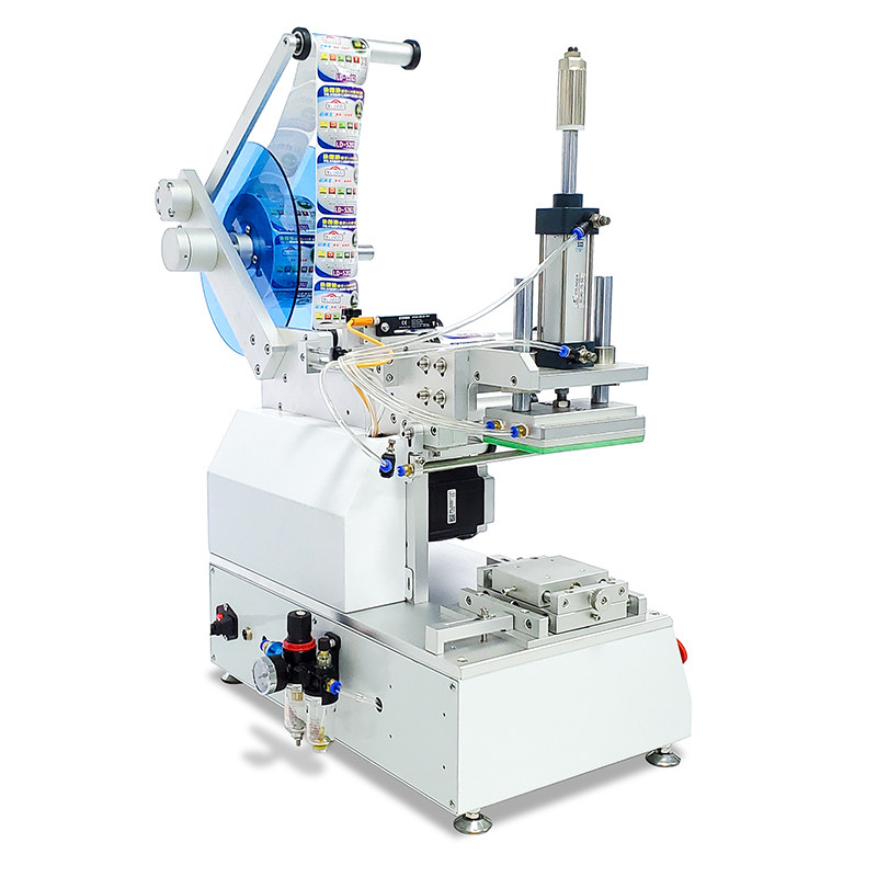 Semi-automatic flat labeling machine