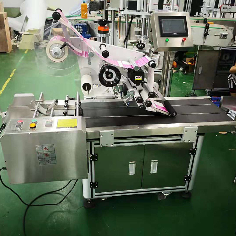 Full-automatic flat labeling machine