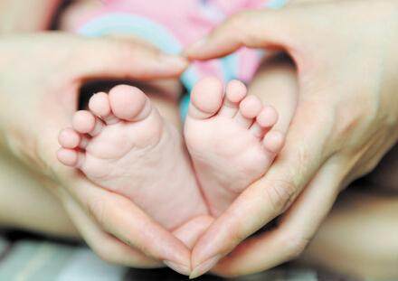 社会正能量 最美女护士手暖弃婴 中心医院显真情