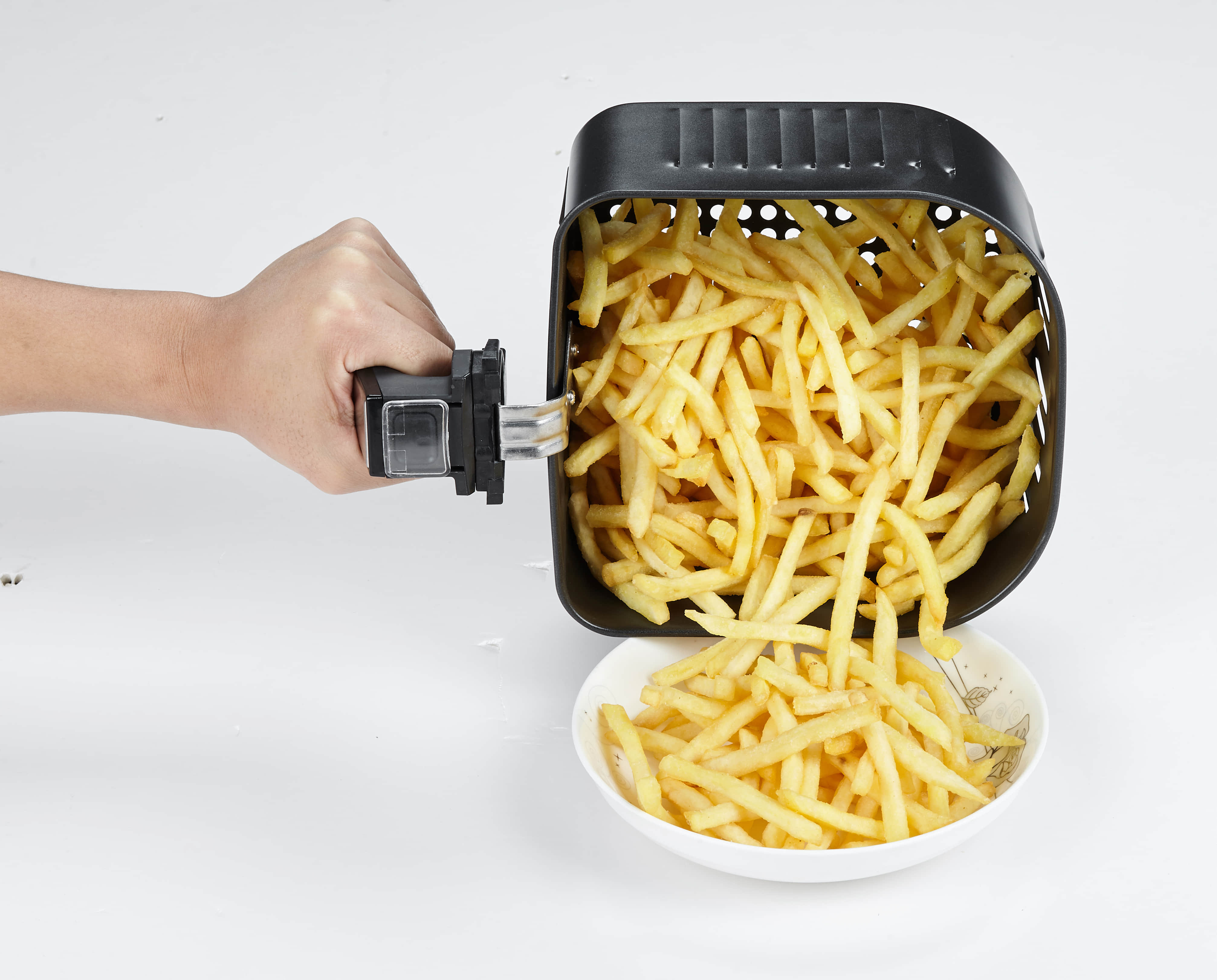 The air fryer uses high-speed air circulation technology to allow you to make more fryers than a traditional one.