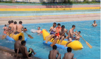 人益人团建趣味水上运动会项目： 水上香蕉船