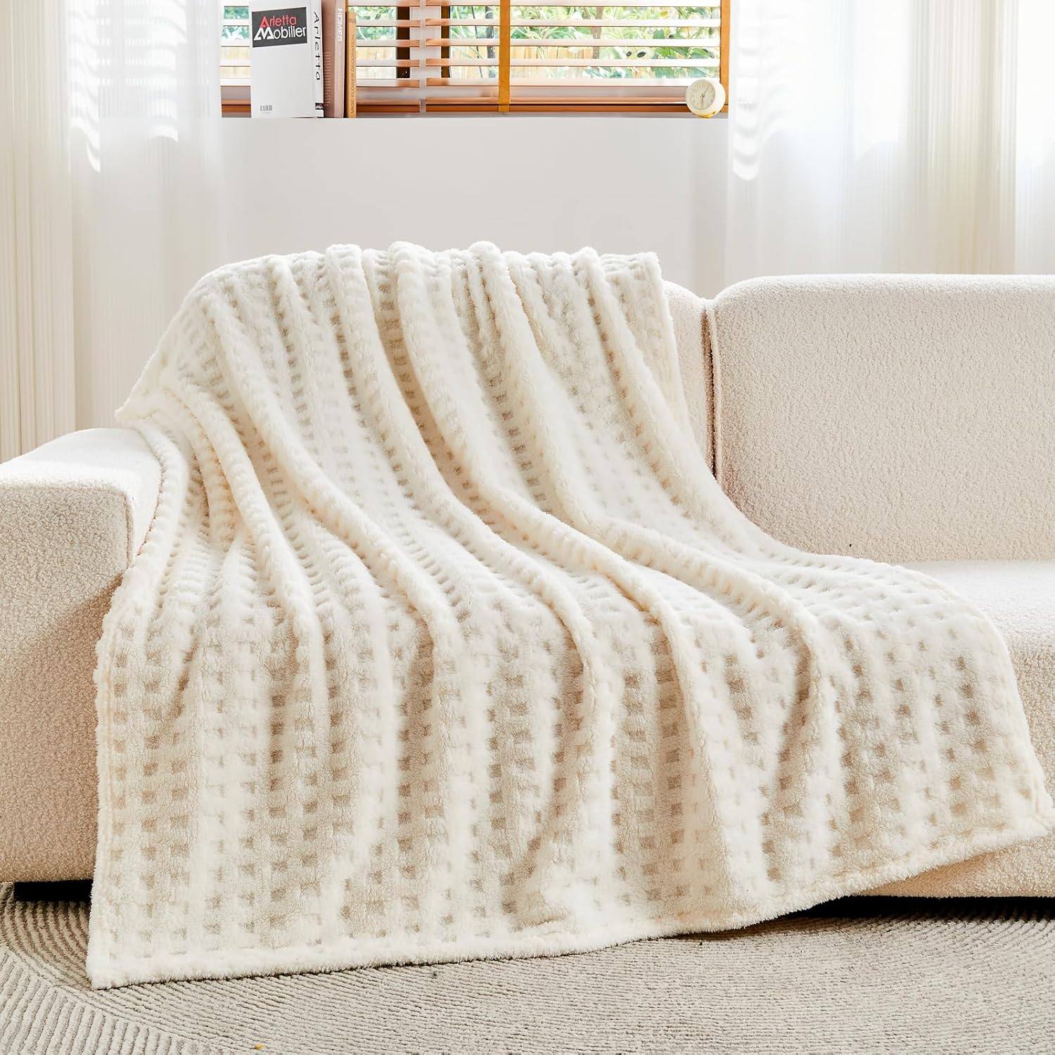 Checkered jacquard blanket