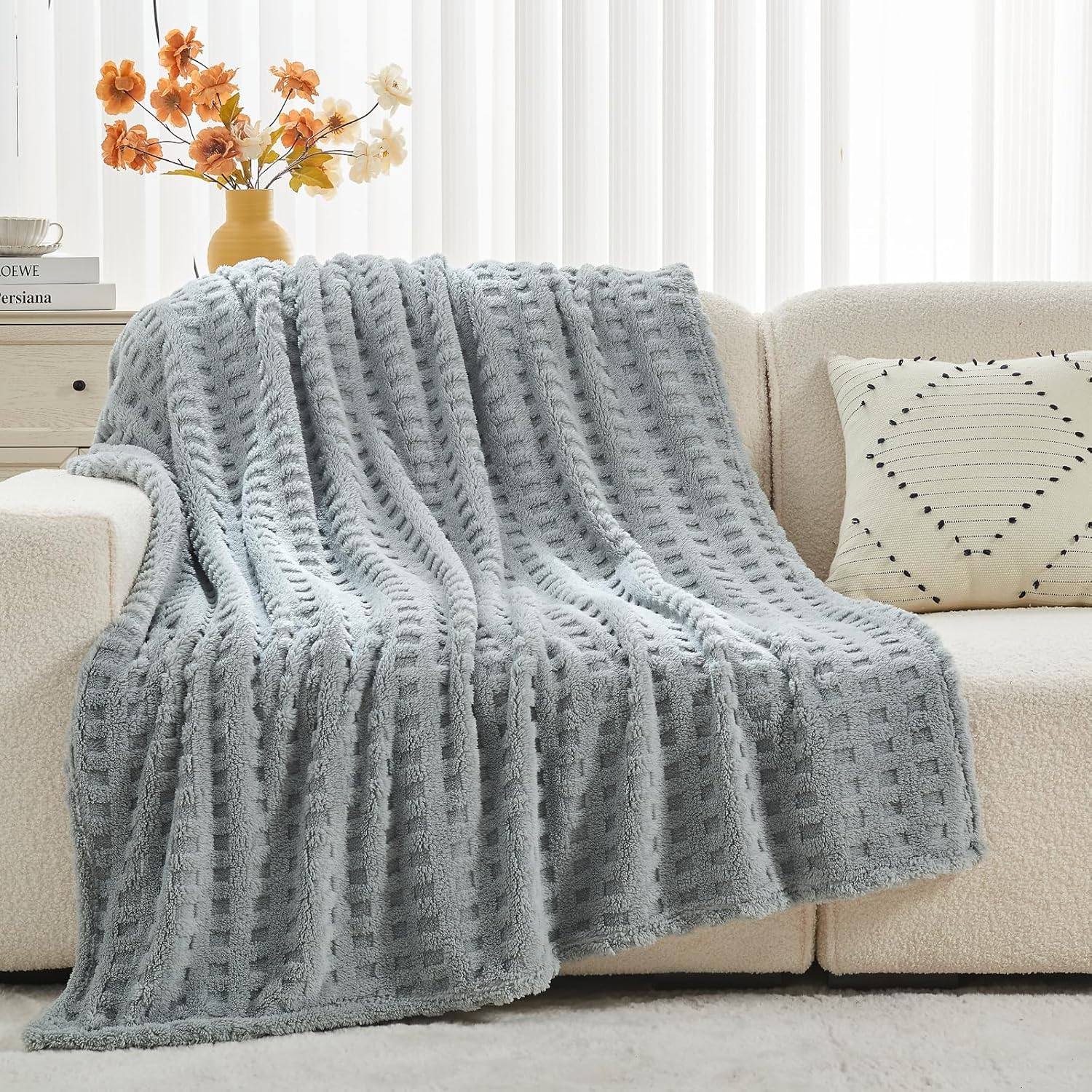 Checkered jacquard blanket