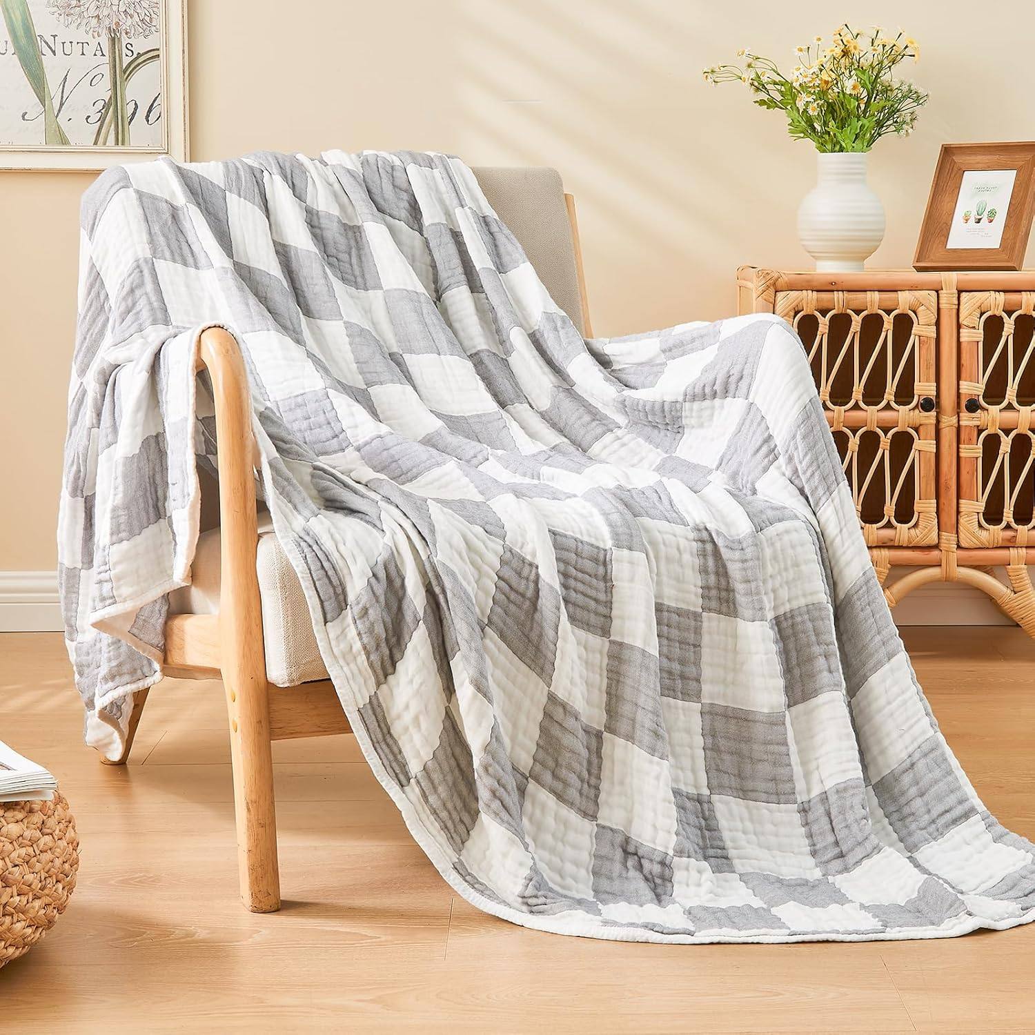 Color woven checkered wrinkled fabric blanket