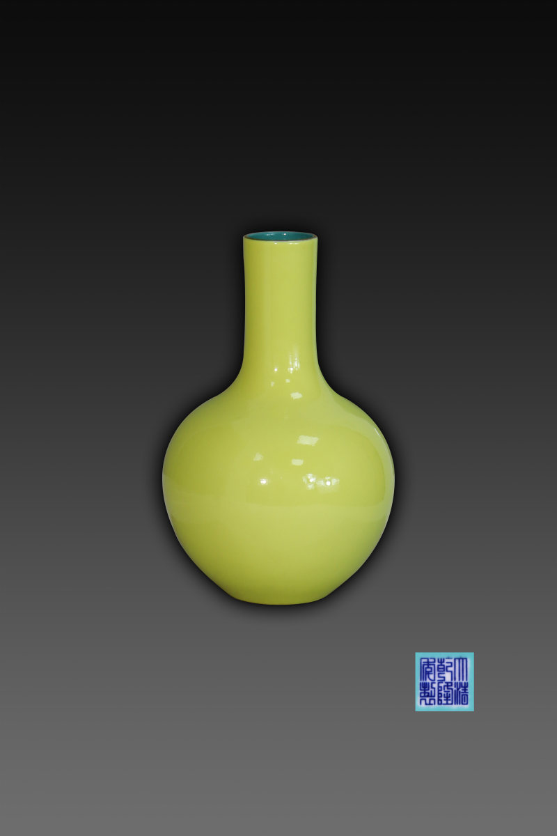 大清乾隆年制黄釉天球瓶