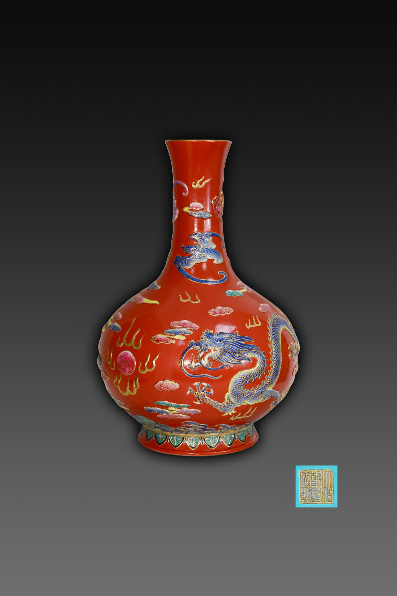 大清乾隆年制红釉龙凤赏瓶