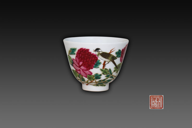 清乾隆粉彩画鸟富贵白头铃铛杯