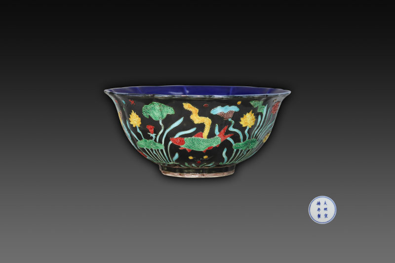 大明宣德墨绿彩霁蓝釉花口碗