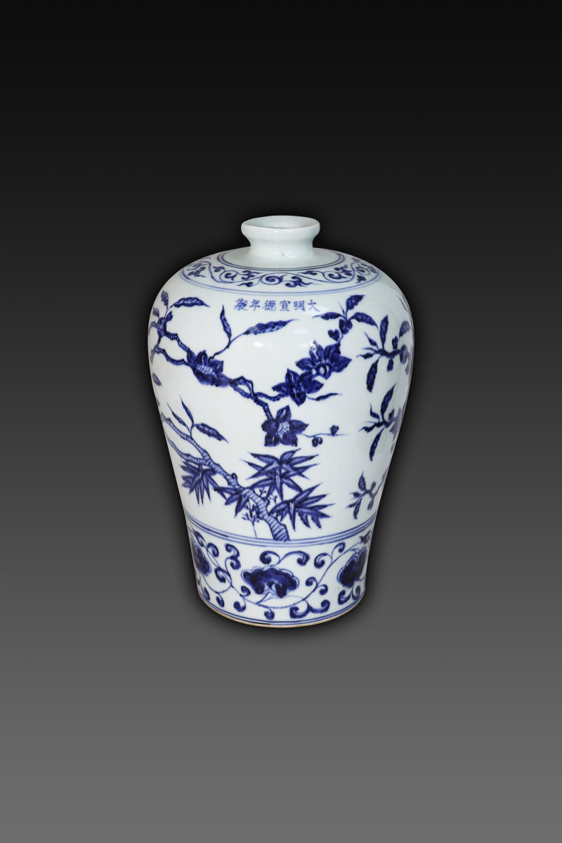 大明宣德缠枝纹梅瓶