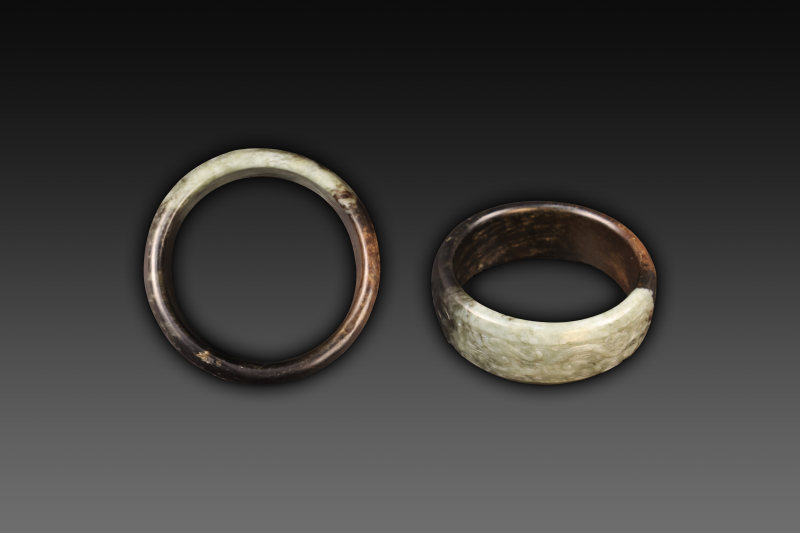 和田青白玉螭龙纹臂环