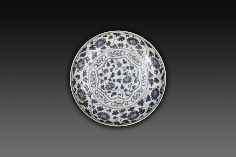 青花缠枝菊纹盘