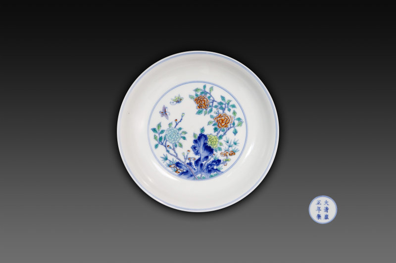 雍正斗彩蝶恋花纹盘