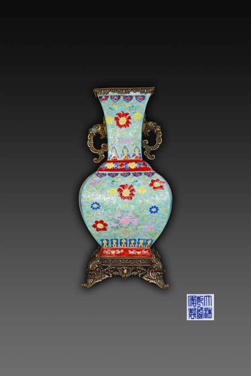 乾隆粉彩缠枝花卉四方尊