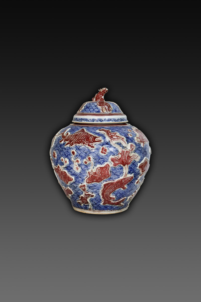 青花釉里红堆塑鱼藻纹盖罐