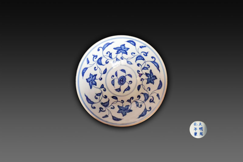 青花缠枝莲纹碗