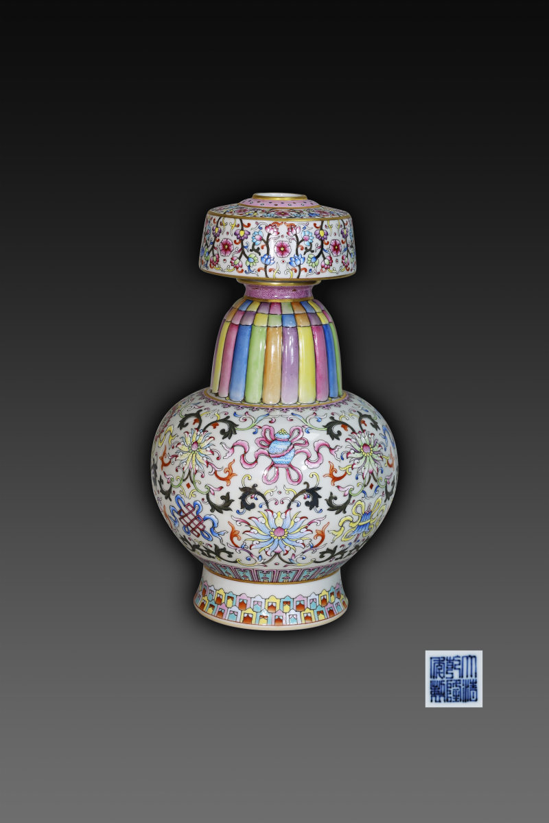 斗彩八宝缠枝连纹藏式贲巴瓶