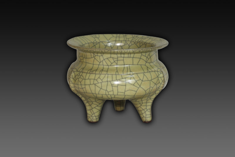 哥窑米黄釉三足炉