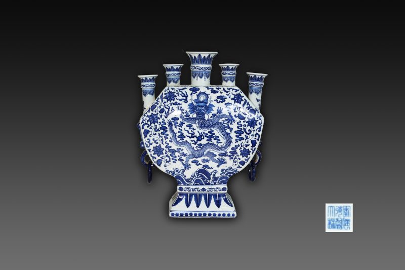 青花五管龙纹缠枝莲宝方瓶