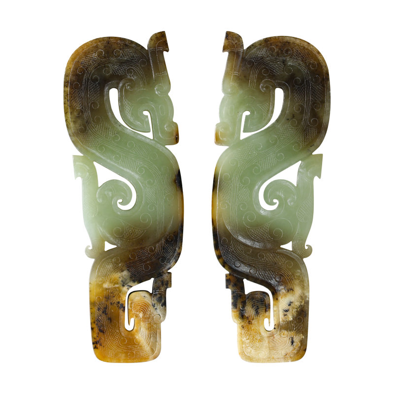 汉代三色沁龙形玉佩