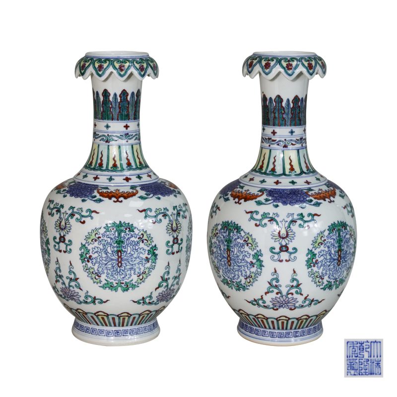 缠枝花卉花口对瓶