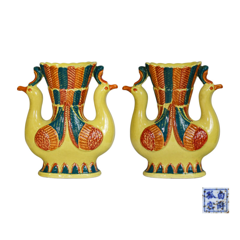 南宋白浒孤窑黄地双凤瓶一对