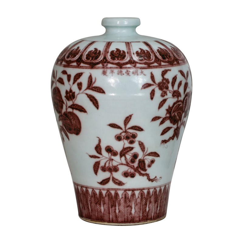 大明宣德釉里红梅瓶