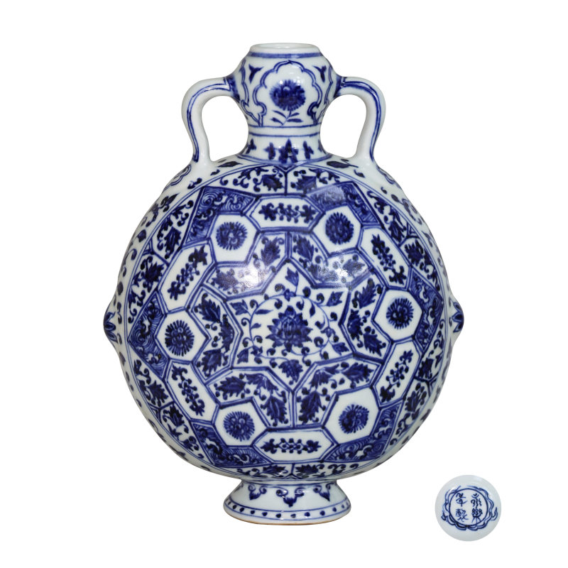 永乐年制缠枝莲纹抱月瓶