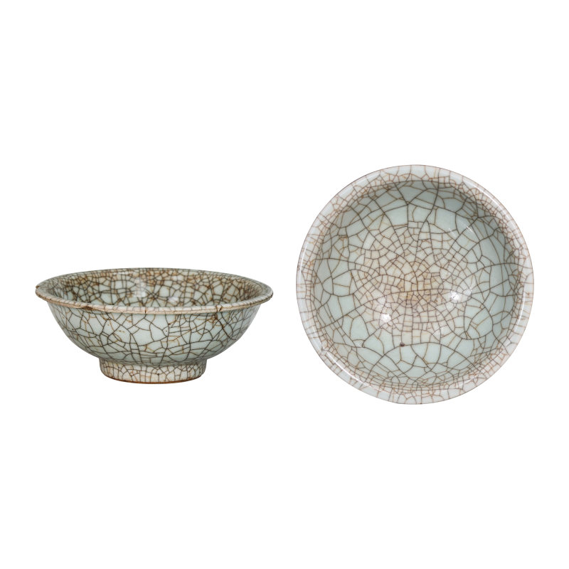 哥窑淡青开片碗一对