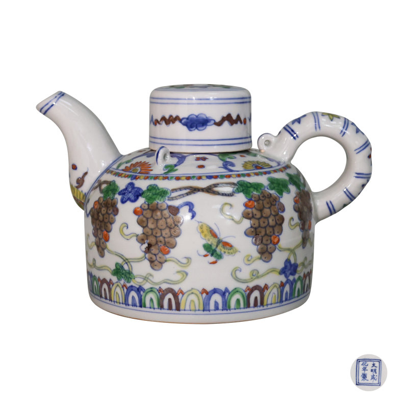 明成化斗彩葡萄纹壶