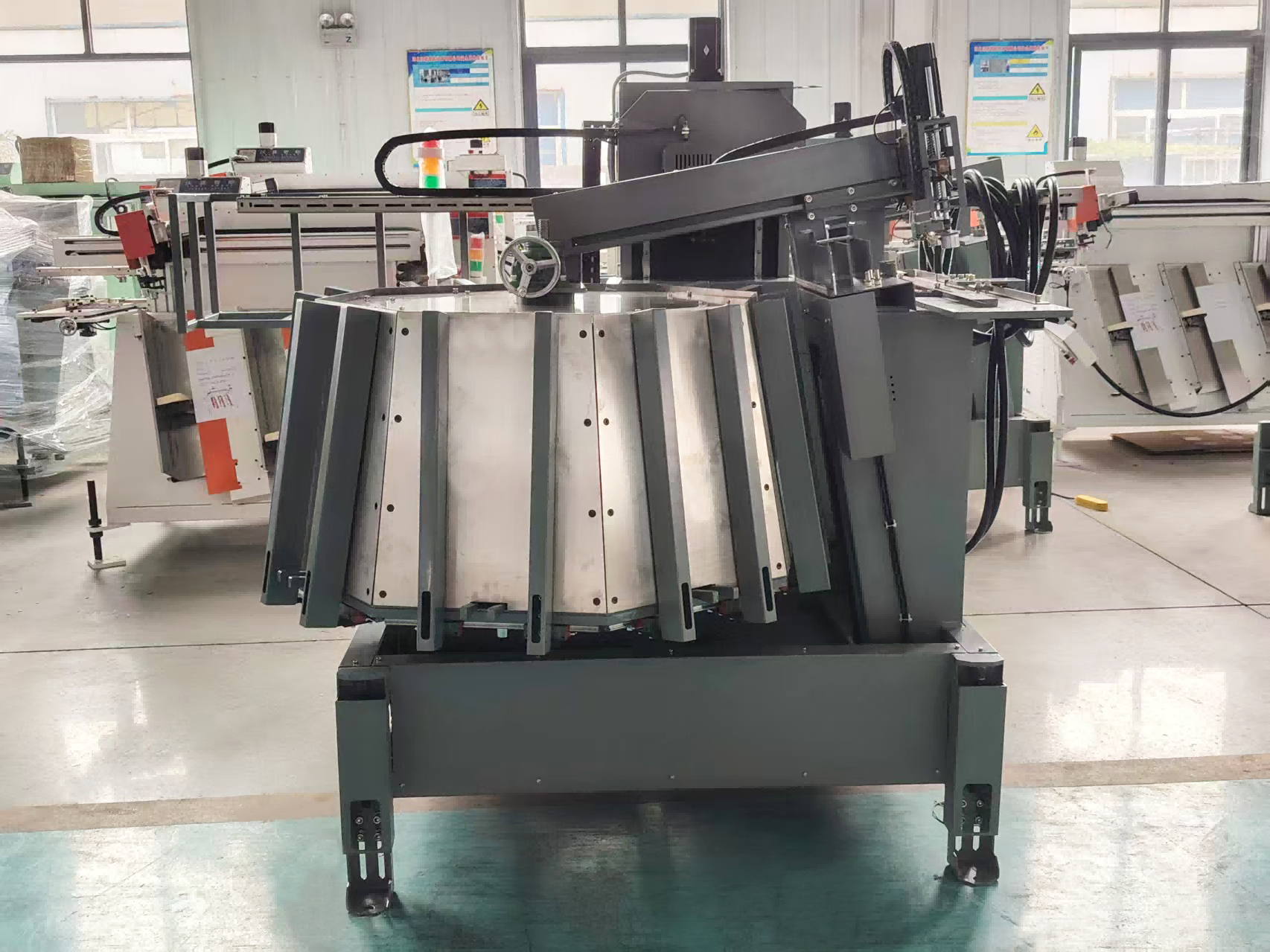 转塔式八工位储料机器人