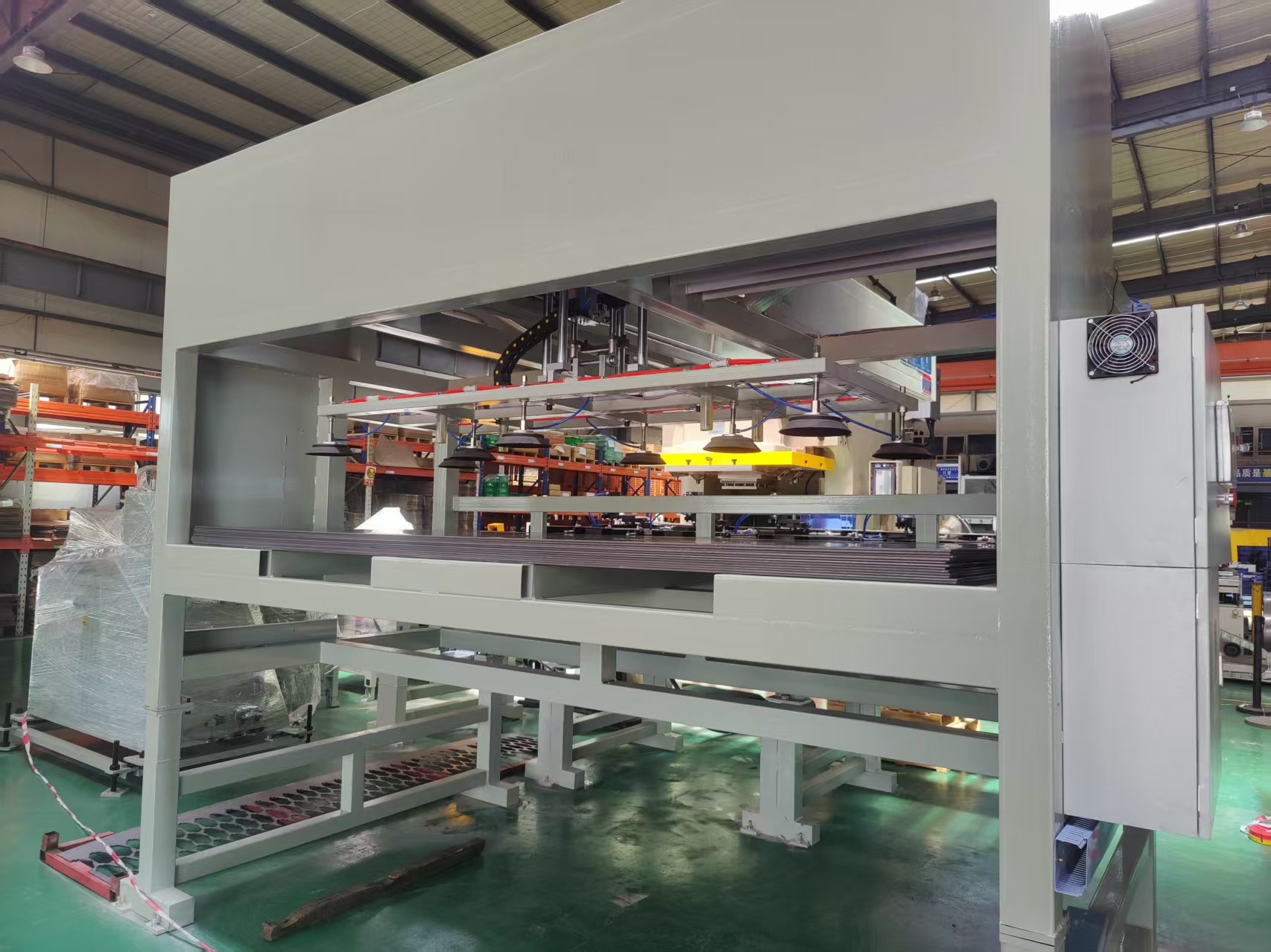 Servo sheet material feeder