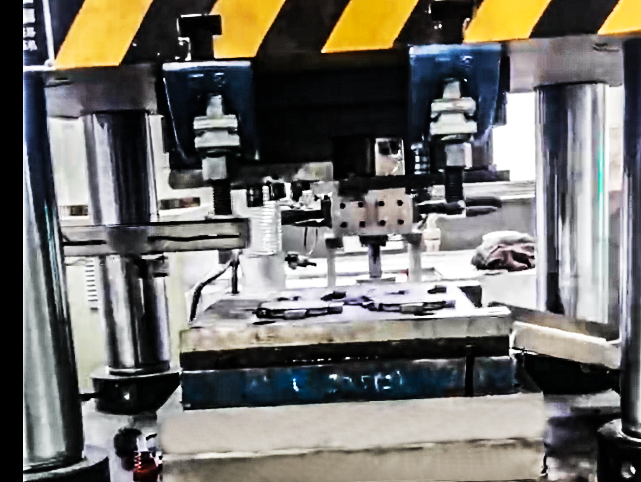 Top-mounted fuel tank hydraulic machine