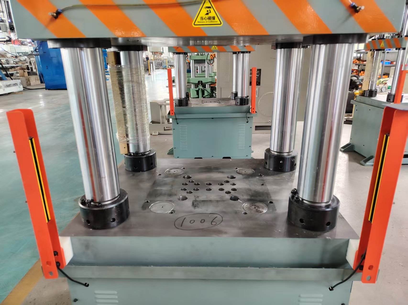 Top-mounted fuel tank hydraulic machine