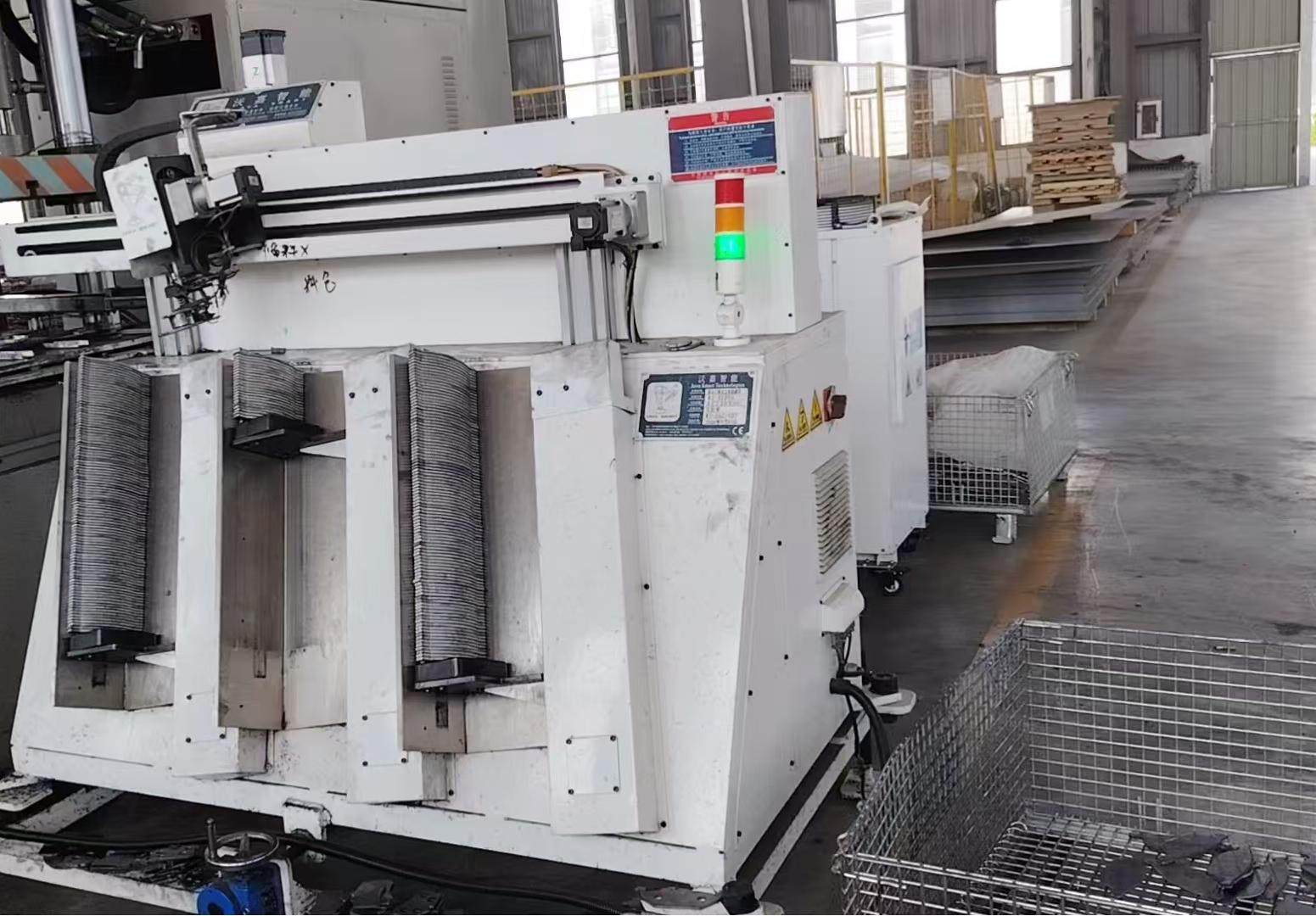 Inclined three-bin feeding manipulator