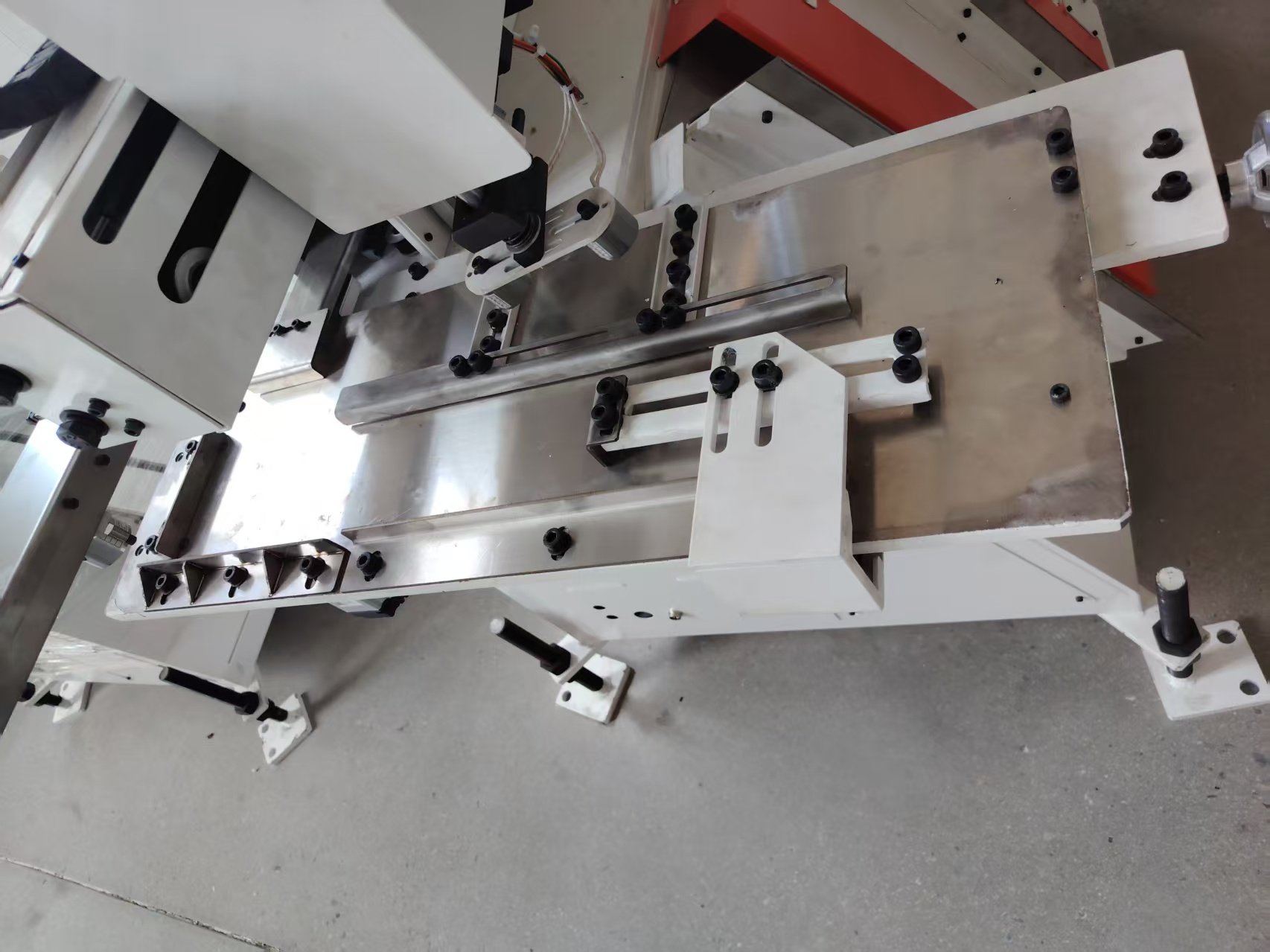 Inclined three-bin feeding manipulator