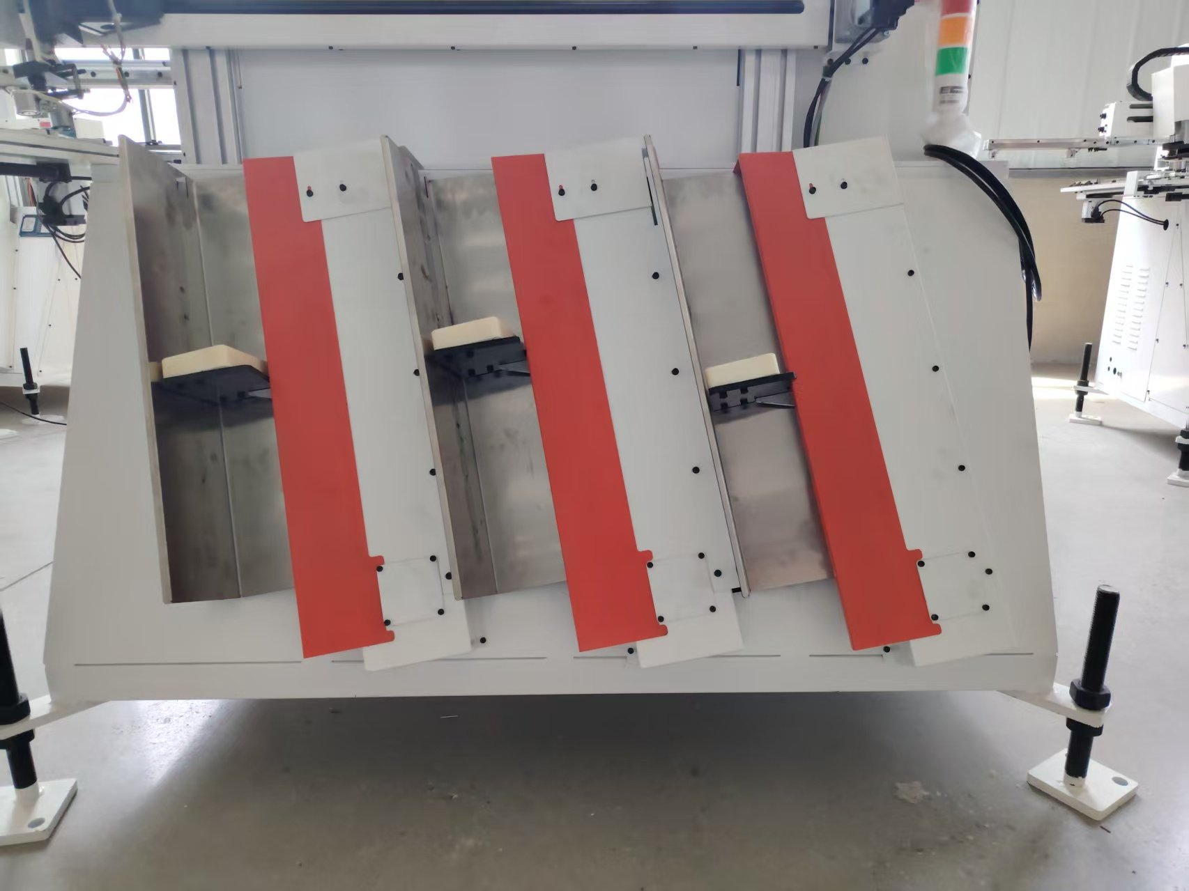 Inclined three-bin feeding manipulator