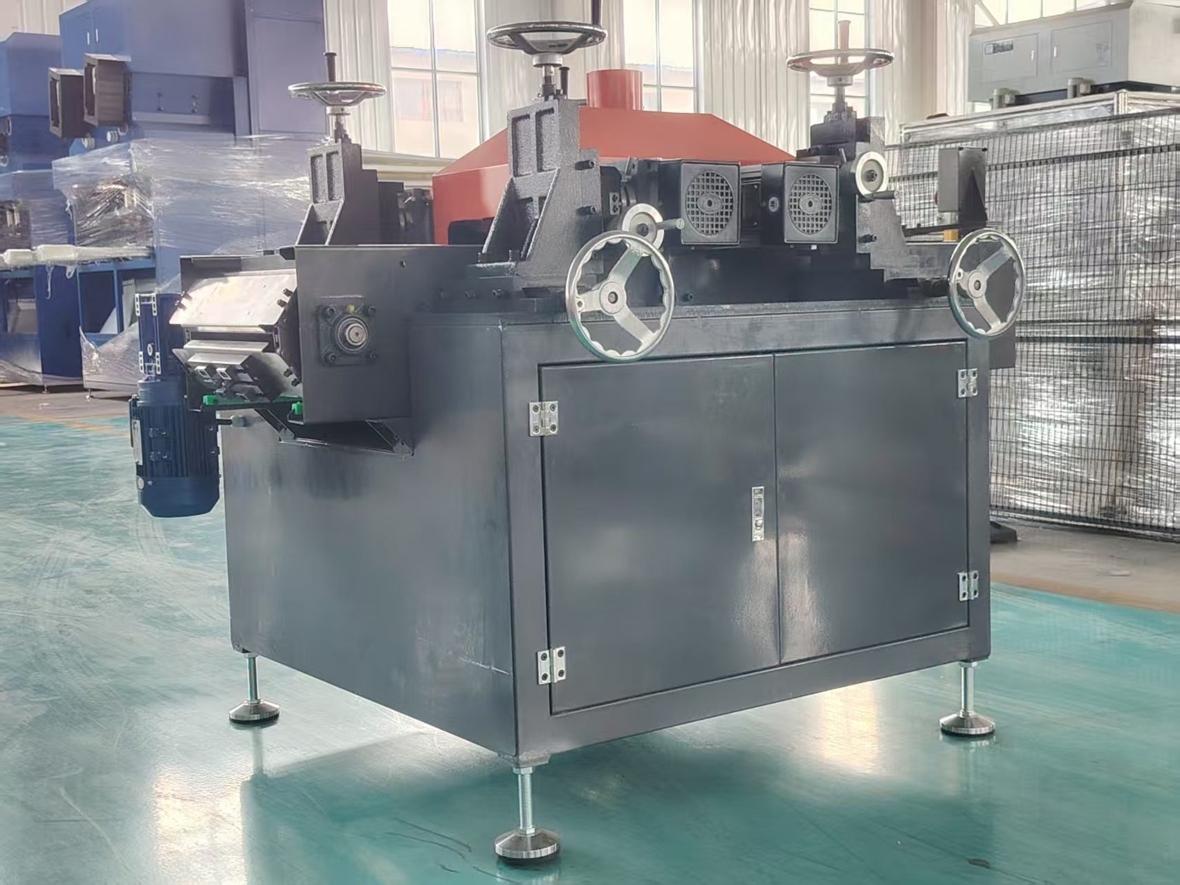 Specialized deburring machine for bending both sides of back plate