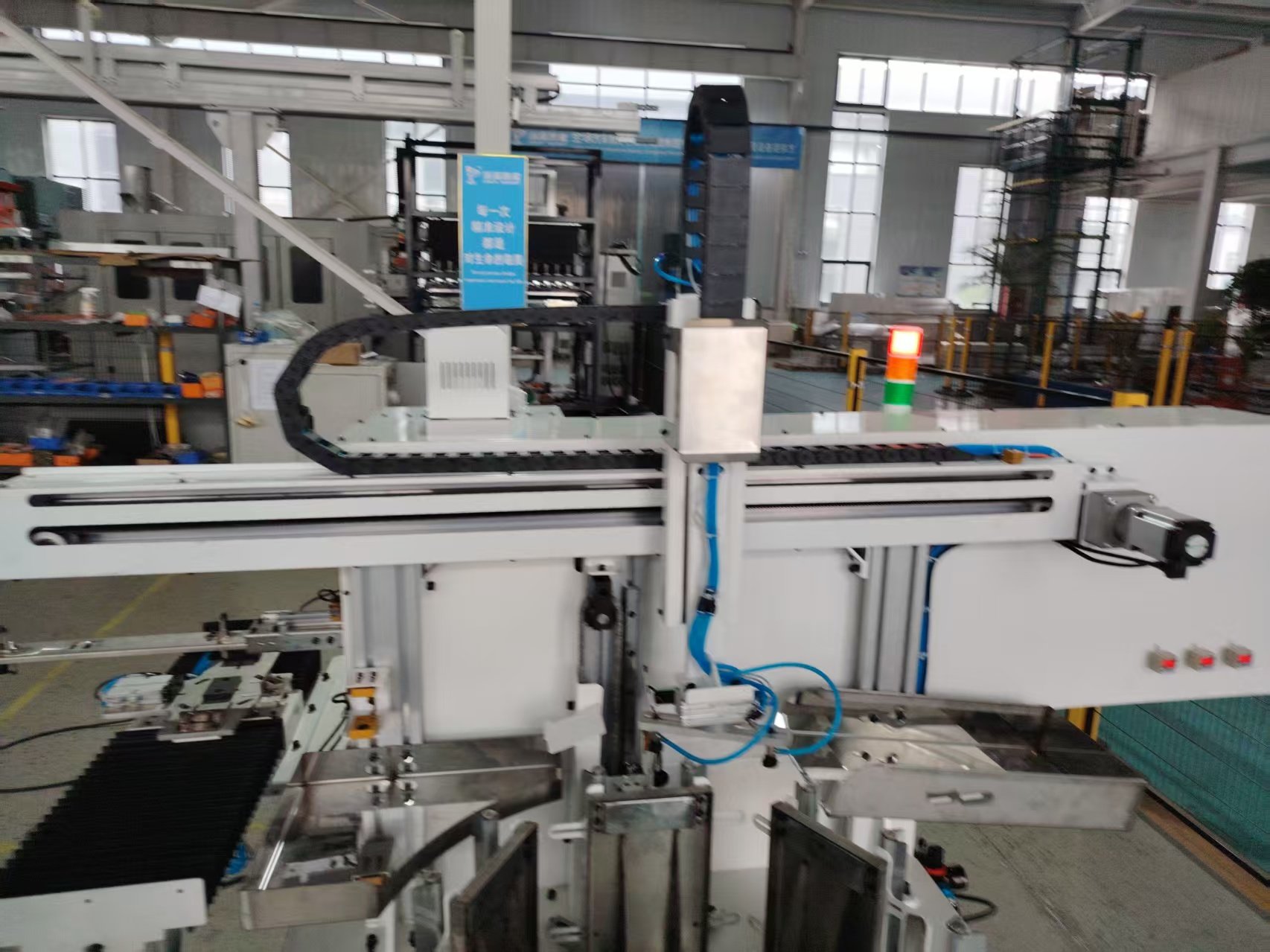 Six-bin rotary material storage manipulator