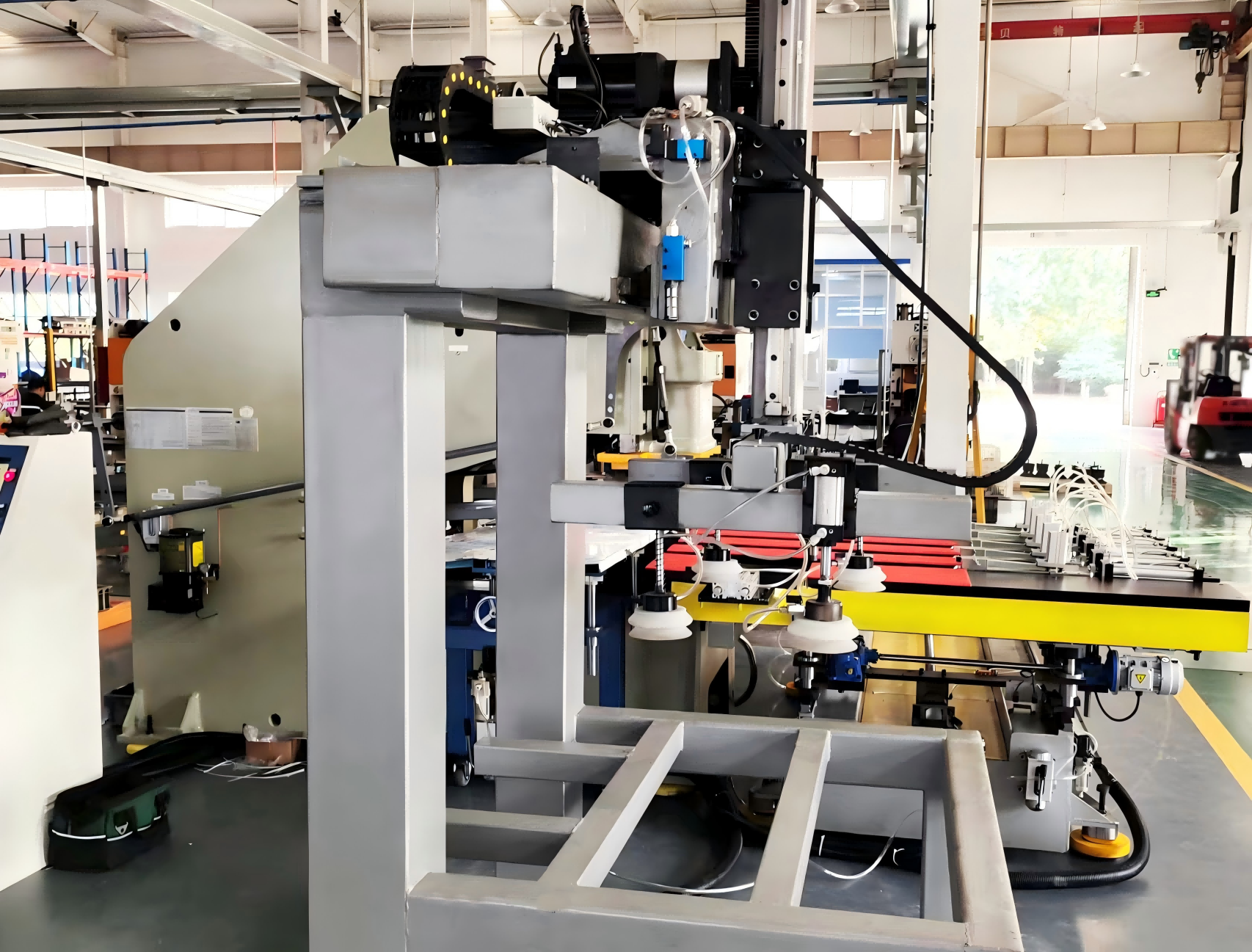 Noise reduction shim feeder