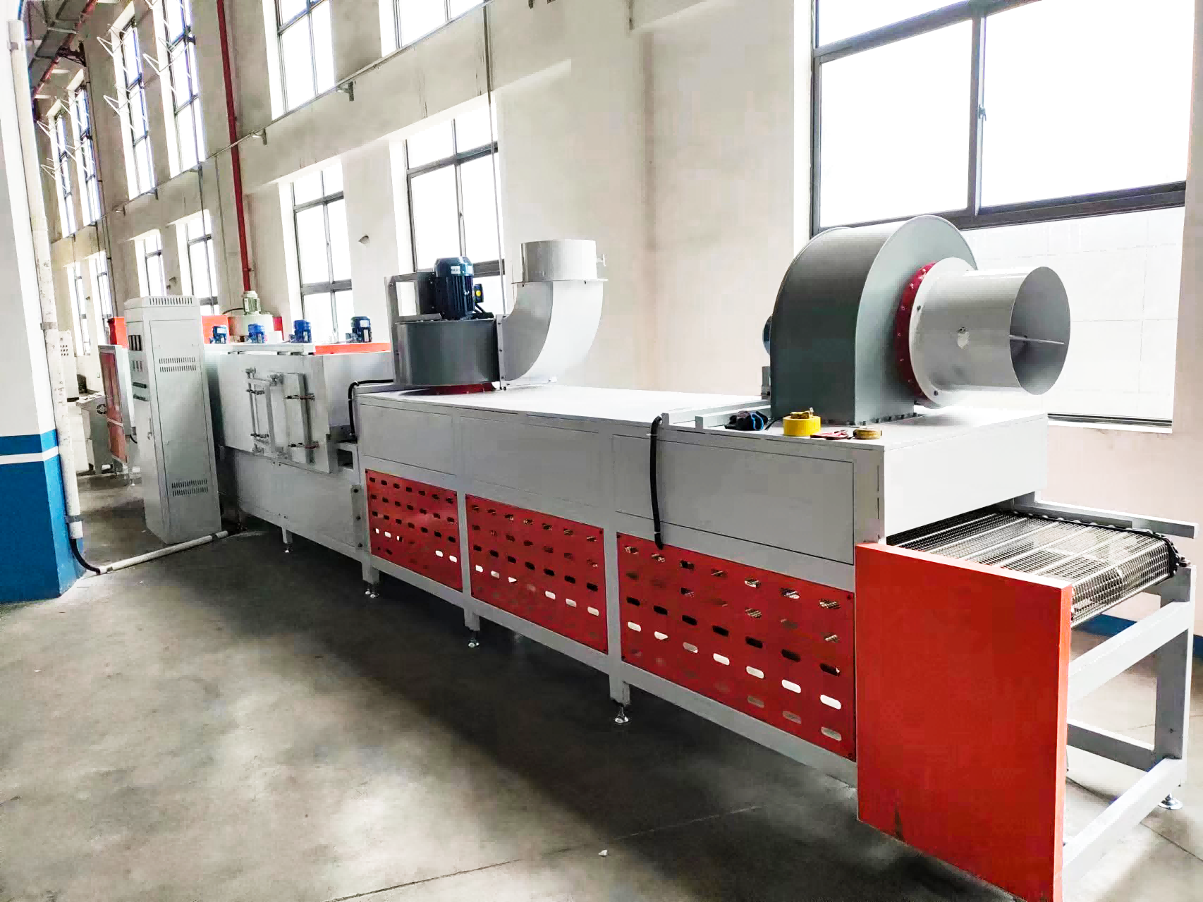 Automatic glue spraying machine