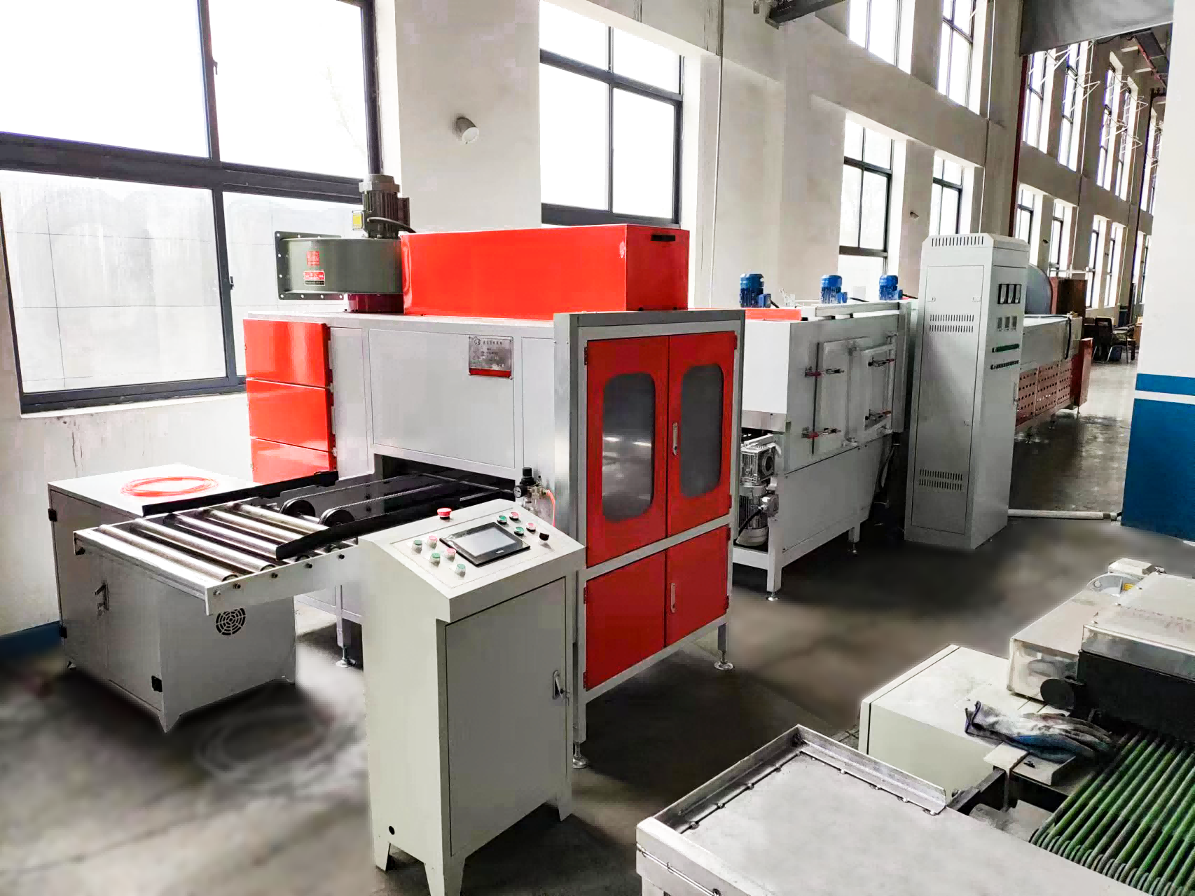 Automatic glue spraying machine