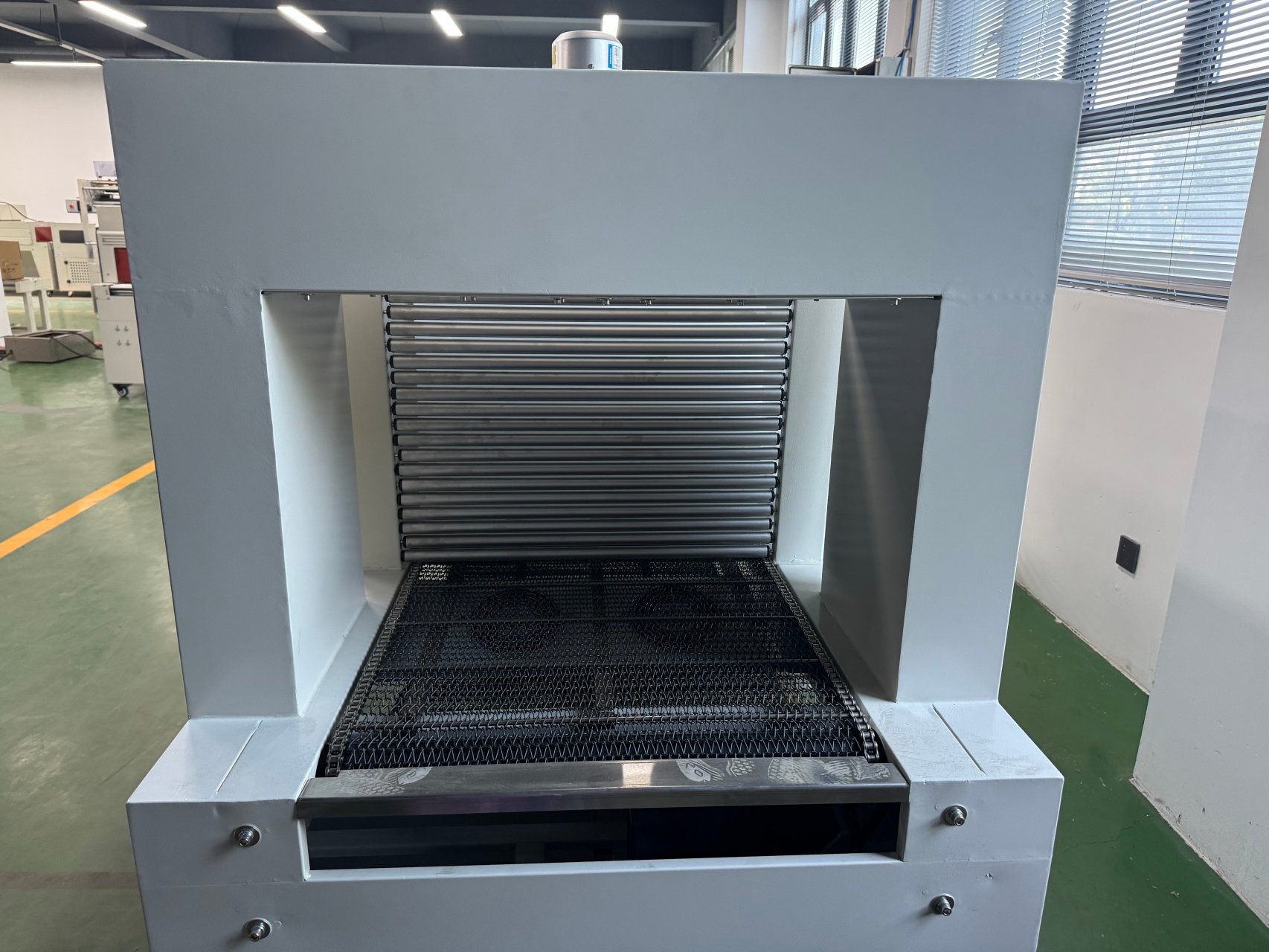 High platform chain-type heat shrink machine