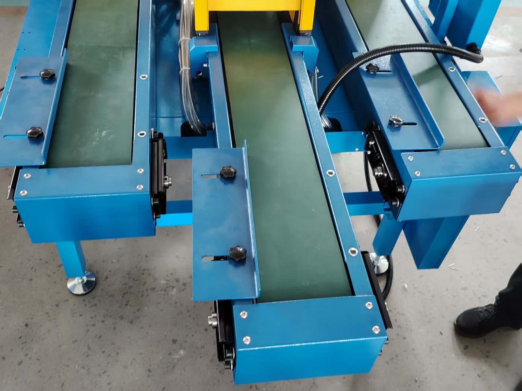 Noise reduction shim three-position pressing and bonding machine (with heating plate)