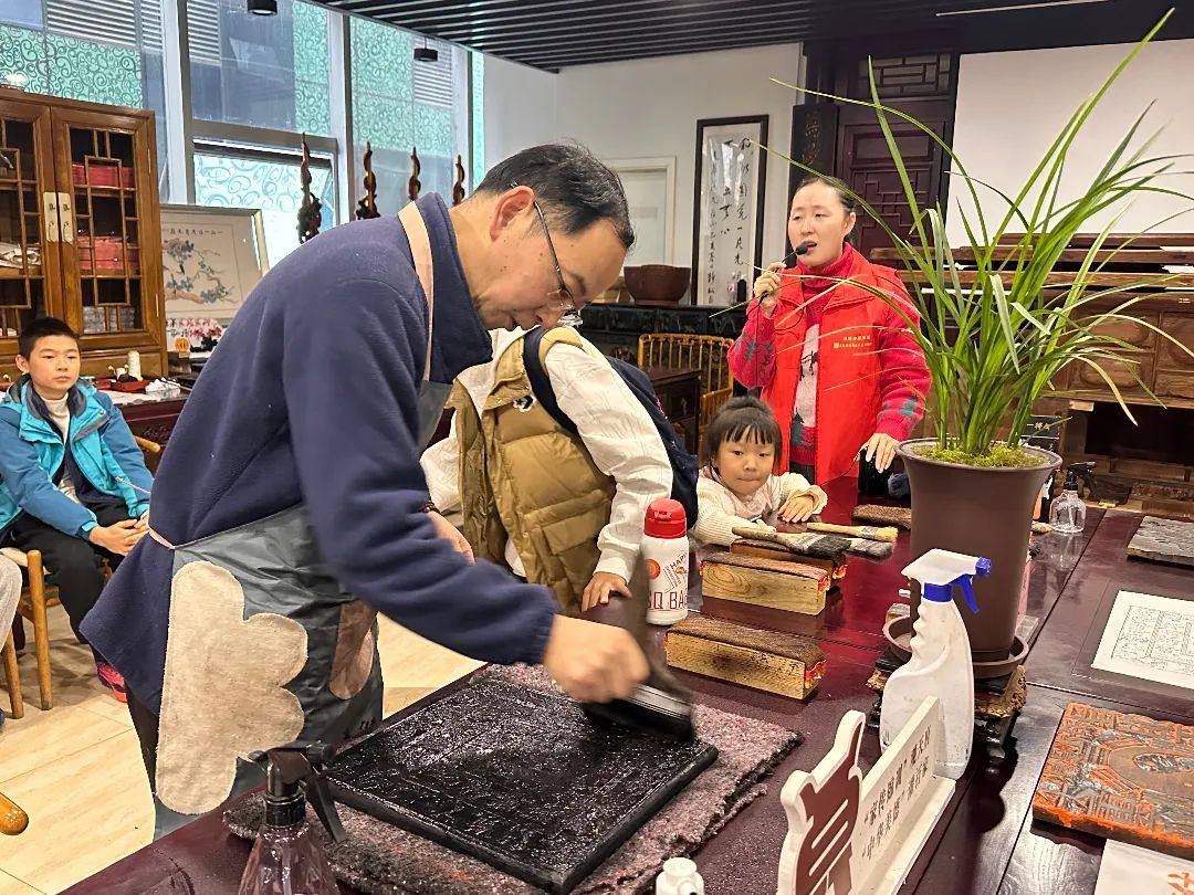 都江堰家和文化研学团探秘百家堂，探寻姓氏文化之根。