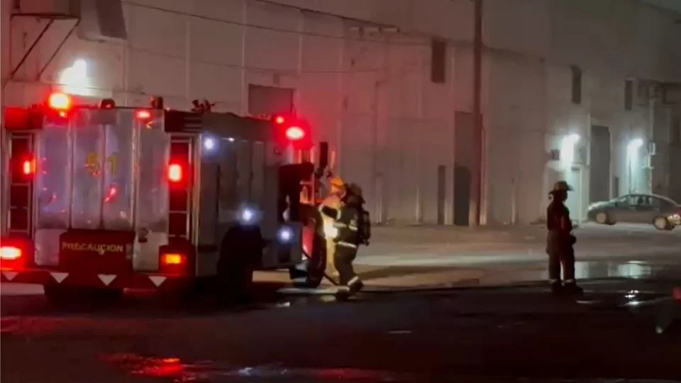 Paint warehouse burns down in Apodaca, NL