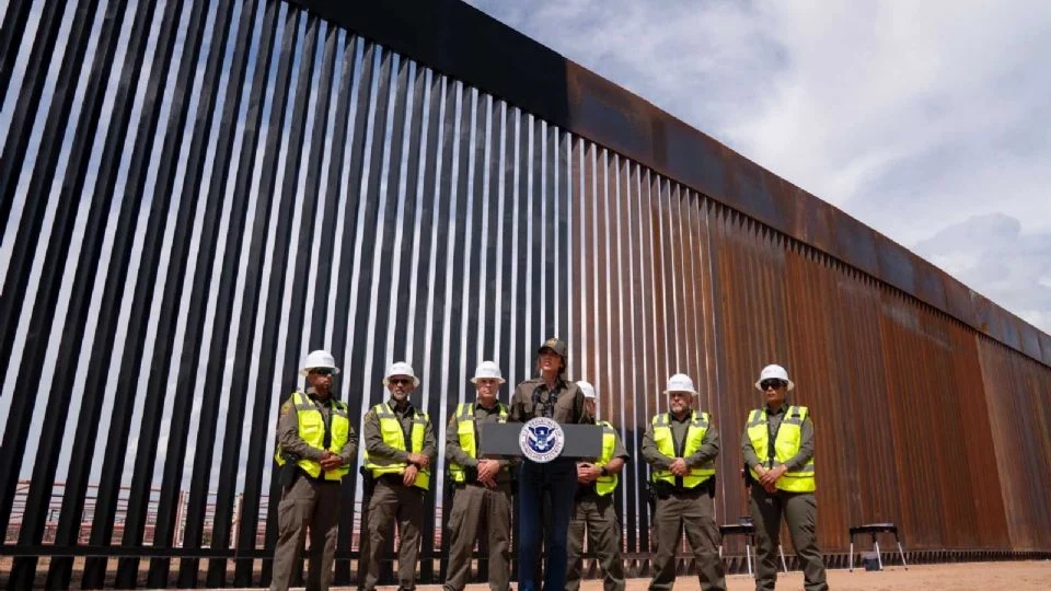 美国将墨西哥边境墙漆成黑色