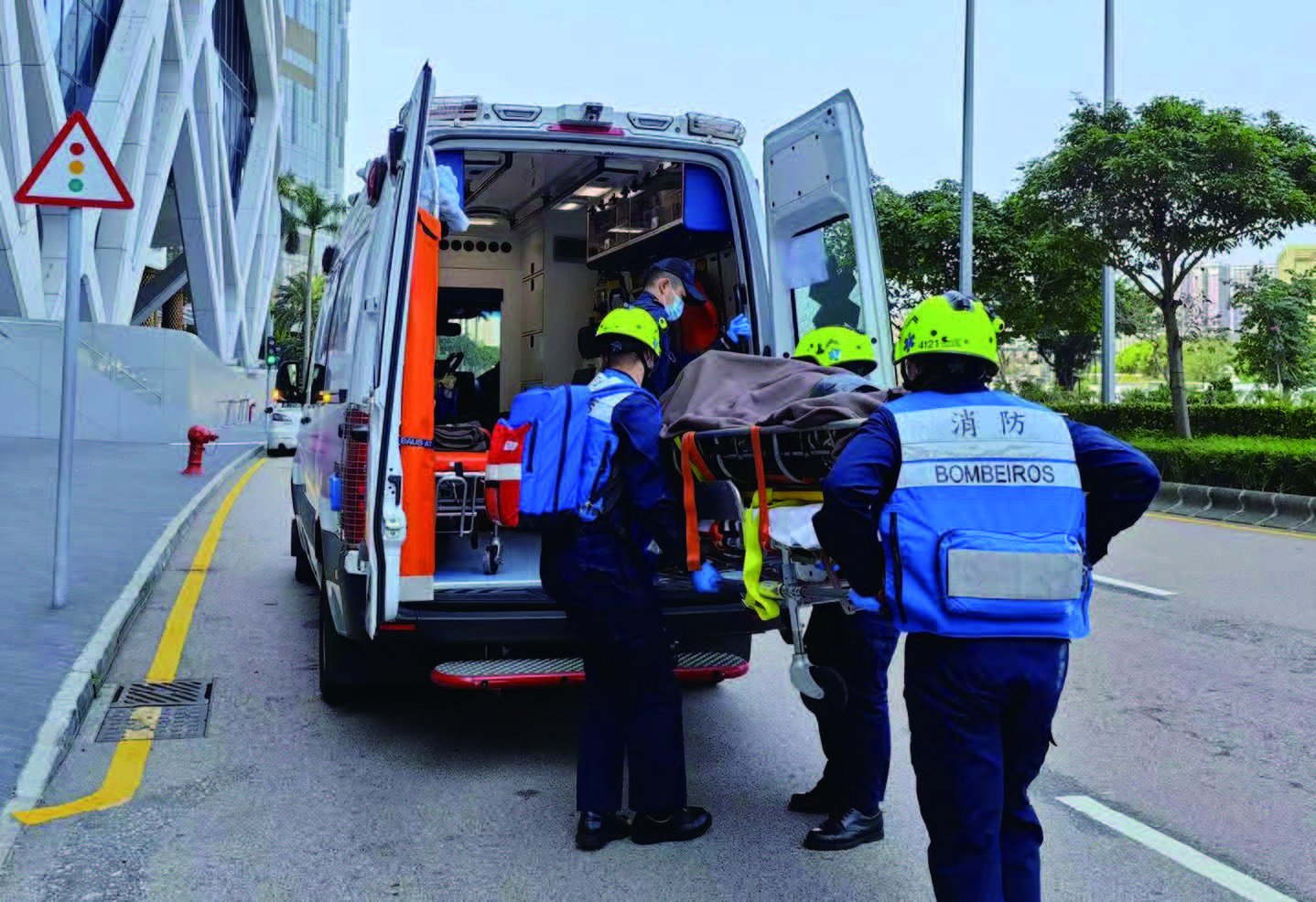 六救護消防車獲兩地牌 參與內地香港跨境救援
