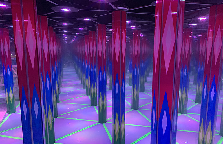 The application of mirror maze