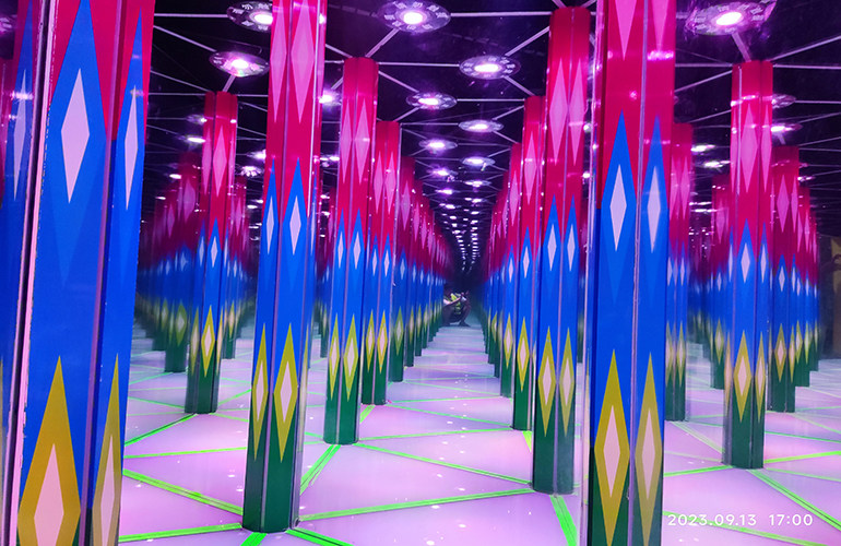 Precautions when playing the mirror maze