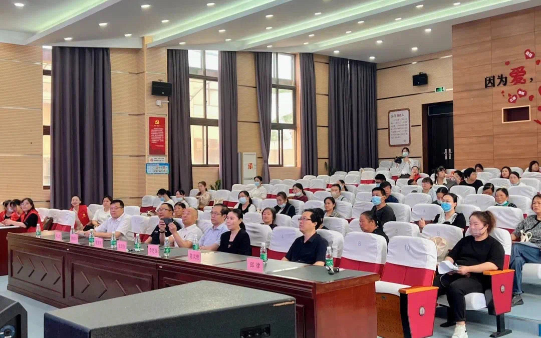 给星星的孩子送关爱